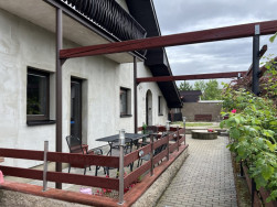 Paní Vendula má u svého domu vytvořené velmi pěkné venkovní posezení které by chtěla zastřešit
