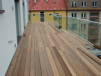 Dřevěná podlaha na balkonech bytového domu na Bertramce