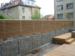 Oplechování horní části plotu již nebylo součástí naší zakázky
