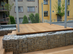 Podlaha z exotického dřeva na terase byla velmi členitá a její pokládka zajímavá
