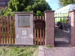 Novým nátěrem byla ošetřena i vstupní branka