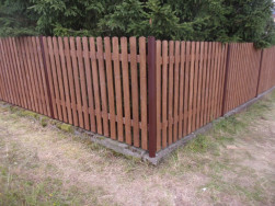 Na nový plot bylo potřeba vyrobit cca 1200 plotových planěk a 460 metů okapnice
