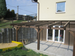 Dřevěné prvky pergoly jsme ošetřili lazurou v odstínu palisandr