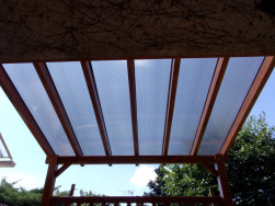 Zahradní pergolu jsme zastřešili 10 mm silným komůrkovým polykarbonátem v kouřové barvě