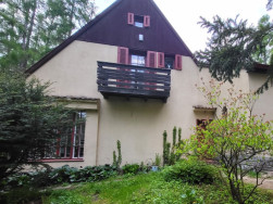 Původní dřevěný balkon měl zábradlí z podélných prken