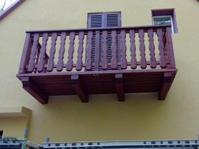 Samonosný balkon s podlahou ze smrkových prken