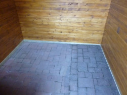 Pod zahradní domek byl nejprve na podklad ze zámkové dlažby sestaven  základový rám z impregnovaných hranolů