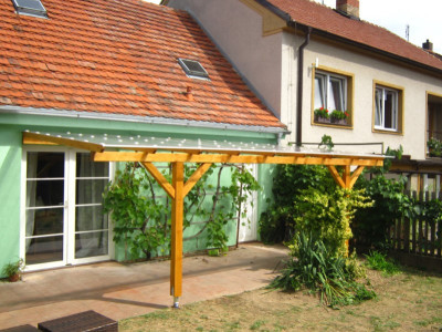 Opěrná zahradní pergola zastřešená čirým polykarbonátem