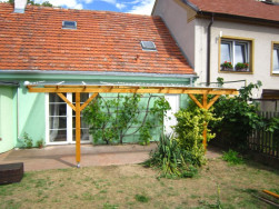 Na zastřešení pergoly jsme použili čirý komůrkový polykarbonát