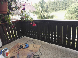 Balkonové zábradlí bavorského typu jsme povrchově ošetřili lazurou v odstínu mahagon