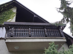 Poslední částí nového balkonového zábradlí je připevnění ozdobného prkna pro zakrytí betonové podlahy balkonu