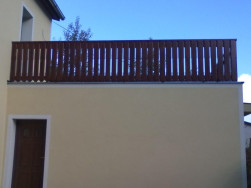 Balkonové zábradlí na garáži jsme vyrobili podle normy ze sloupků vysokých 98 cm