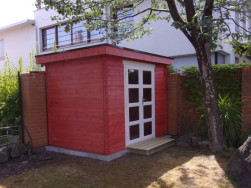 Domeček na nářadí má široké dvoukřídlé dveře zasklené 4 mm silným sklem
