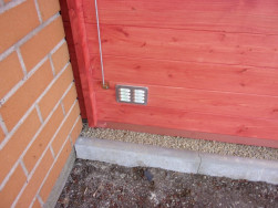 Domeček Minimodern jsme doplnili o ventilační mřížky a závětrné kování