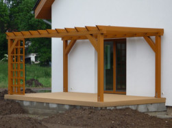 Moderní pergola vyrobená z lepených smrkových hranolů o průřezu 12 x 12 cm