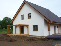 Montáž nové pergoly a venkovní podlahy jsme provedli na připravenou vybetonovanou terasu