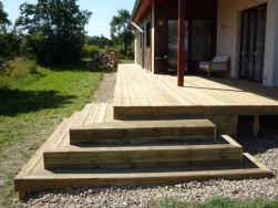 Dřevěnou terasu z impregnované borovice jsme instalovali ze dvou stran novostavby