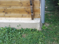 Pod stěny altánu byl sestaven základový rám z impregnovaného hranolu