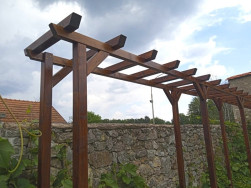 Pergola atypických rozměrů byla vyrobena ze smrkových hranolů 7 x 7 cm, pergolová ráhna 4,5 x 7 cm měla z obou stran šikmé ozdobné seříznutí