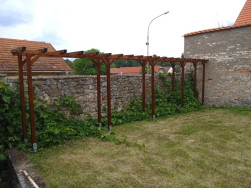 Dřevo pergoly jsme ošetřili impregnací a tenkovrstvou lazurou v odstínu lískový ořech