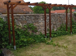 Kotvení zahradní pergoly jsme provedli na závrtné zemní vruty BAYO.S