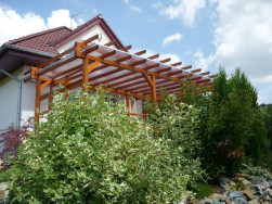 Zastřešená pergola dokonale zapadne do okolní zeleně