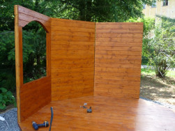 K dřevěné podlaze se pomocí nerezového kování připevní jednotlivé předmontované panely