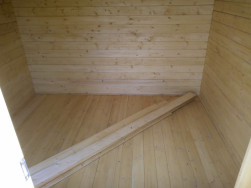 Domeček jsme vybavili dřevěnou podlahou z 19 mm silných smrkových palubek