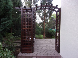 Pergola je doplněna designovým obloukem s hranoly na koncích se šikmým seříznutím