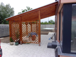 Dřevěná pergola o rozměrech 3 x 6 metrů zvětší obytný prostor u domu během letních měsíců
