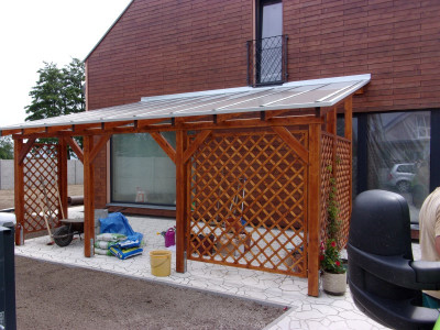 Dřevěná pergola na terasu doplněná ozdobnou mříží Zuzana
