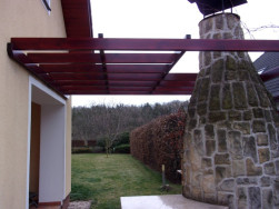 Dřevěné hranoly jsme ošetřili lazurou Xyladecor Oversol 2v1 v odstínu rosewood
