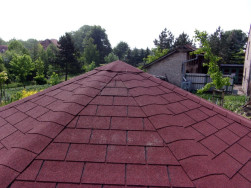 Jehlanová střecha altánu byla pokryta červeným asfaltovým šindelem ve tvaru obdélníku