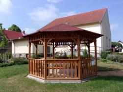 Spodní zábradlí zahradního altánu má ozdobné frézování a je vysoké 90 cm