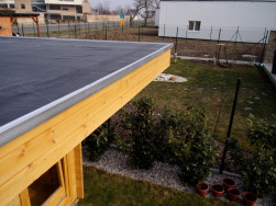 Jako poslední vrstvu zateplené pultové střechy jsme použili pevnou EPDM folii