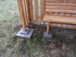 Betonové dlaždice pod altánem zamezí kontaktu dřeva s organickou zeminou