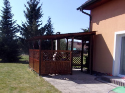 Mříž Tereza i ostatní zástěny Praktik jsme povrchově ošetřili tak, aby ladili se stávající zastřešenou pergolou