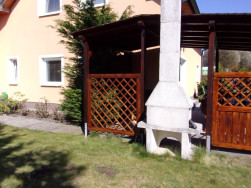 Mříž Tereza vsazená do pergoly je vyrobena plátovaným spojem latí