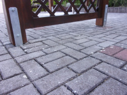 Stojiny dřevěné pergoly jsme kotvili do zabetonovaných dvojitých úchytů