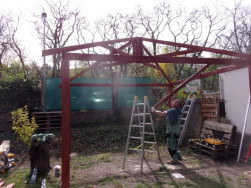 Čtvercový altán z modřínového dřeva má půdorys 430 x 430 cm