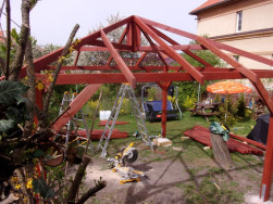 Prostor pro stavbu altánu bylo potřeba vyklidit, některé keře a menší stromky vyřezat