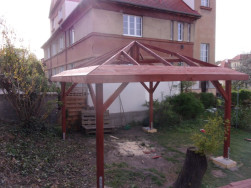 Na střešní konstrukci z pevných hranolů byl položen palubkový záklop