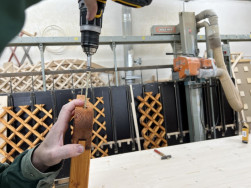 Dřevěný rám mříže je třeba jistit dlouhým nerezovým vrutem