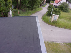 K zakončení boku střechy jsme použili barevný plech