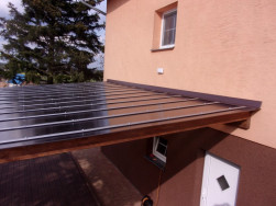 Opěrnou pergolu jsme zastřešili kouřovým polykarbonátem silným 10 mm