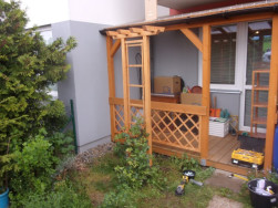 Původní pergola doplněná mříží a jednoduchou pergolou pro popínavou růži
