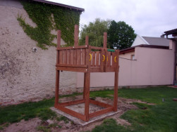 Dětskou věž jsme postavili na plochu z betonových dlaždic, její kotvení bylo do boční zdi