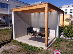 Původně zděná pergola s betonovou podlahou sloužila pro posezení u kávy nebo skleničky dobrého vína