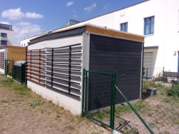 Dekorativní prvek z šedých hranolů připevněný na bílou stěnu nejenže prostor vizuálně zjemnil, ale přinesl moderní a atraktivní řešení tohoto prostoru.
