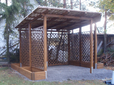 Zahradní pergola atypického tvaru doplněná mřížemi Zuzana